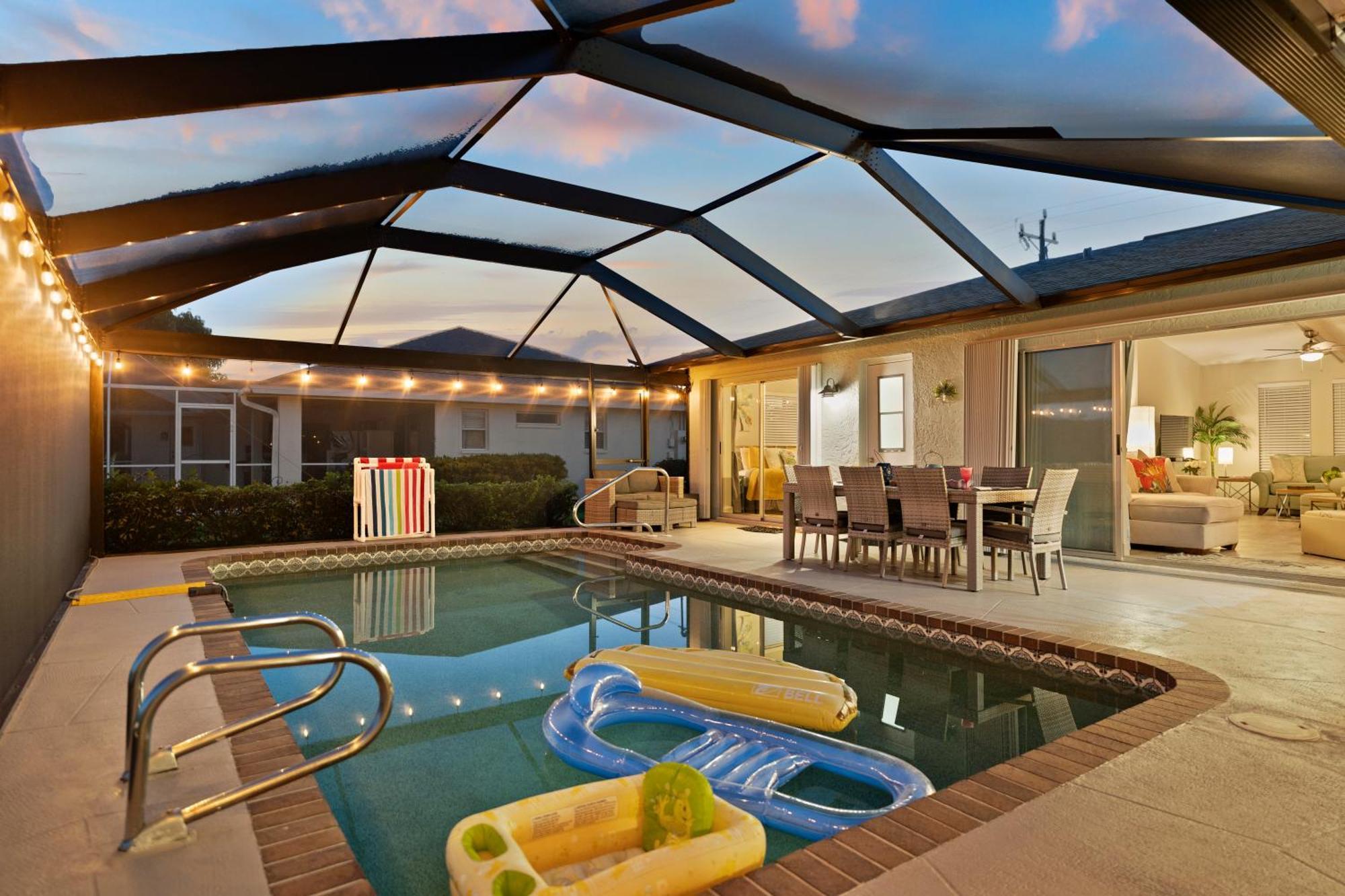 Serenity Waterfront Villa With King Suite, Private Pool, Great Lanai Enclosure And Long Water Views ケープコーラル エクステリア 写真