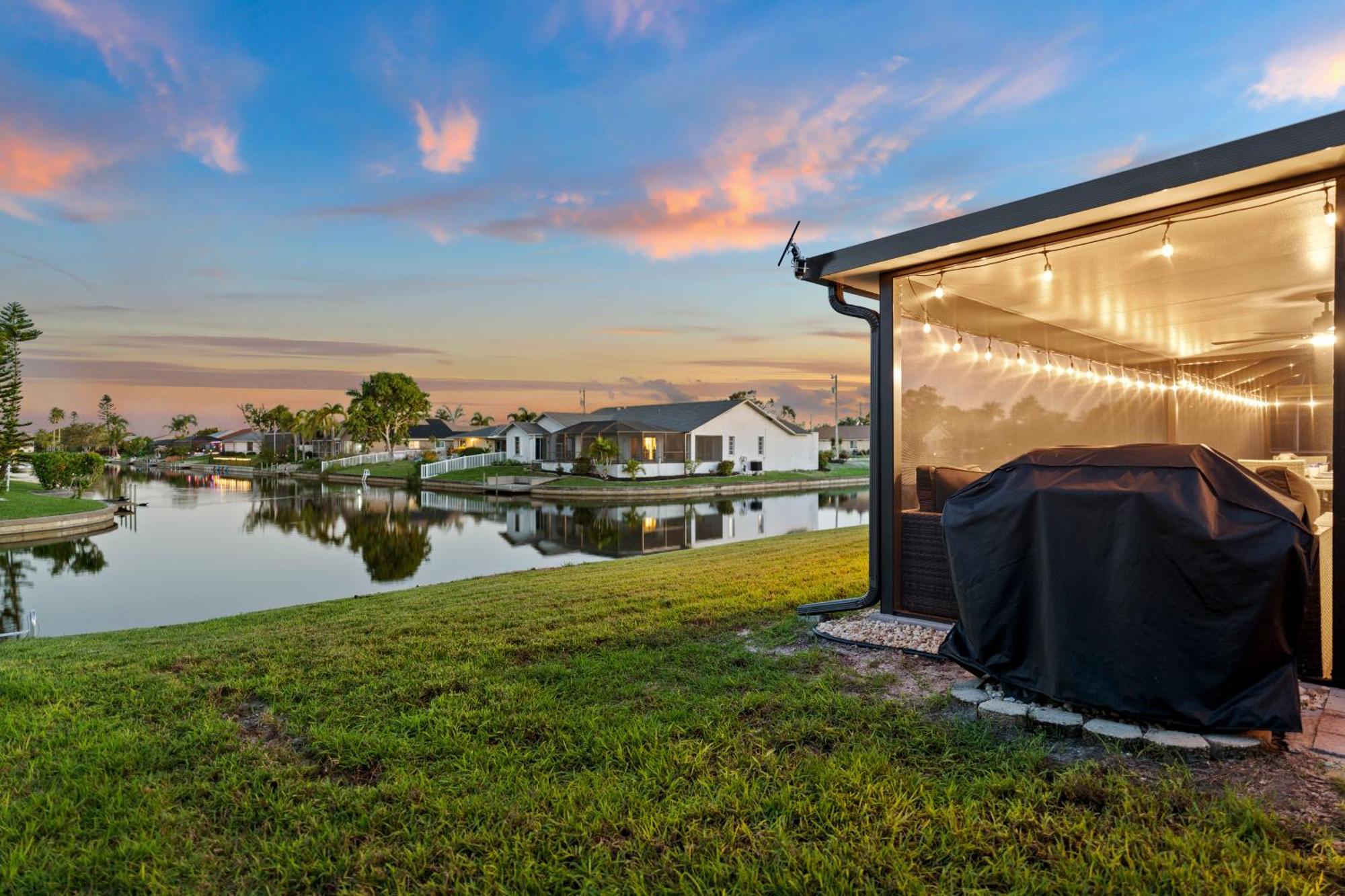 Serenity Waterfront Villa With King Suite, Private Pool, Great Lanai Enclosure And Long Water Views ケープコーラル エクステリア 写真