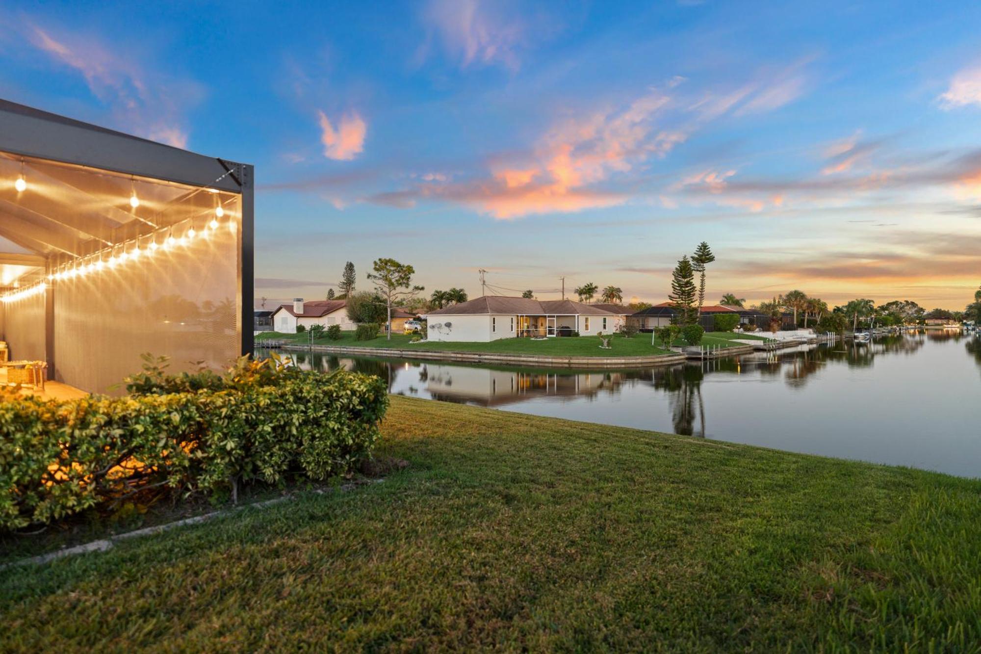 Serenity Waterfront Villa With King Suite, Private Pool, Great Lanai Enclosure And Long Water Views ケープコーラル エクステリア 写真