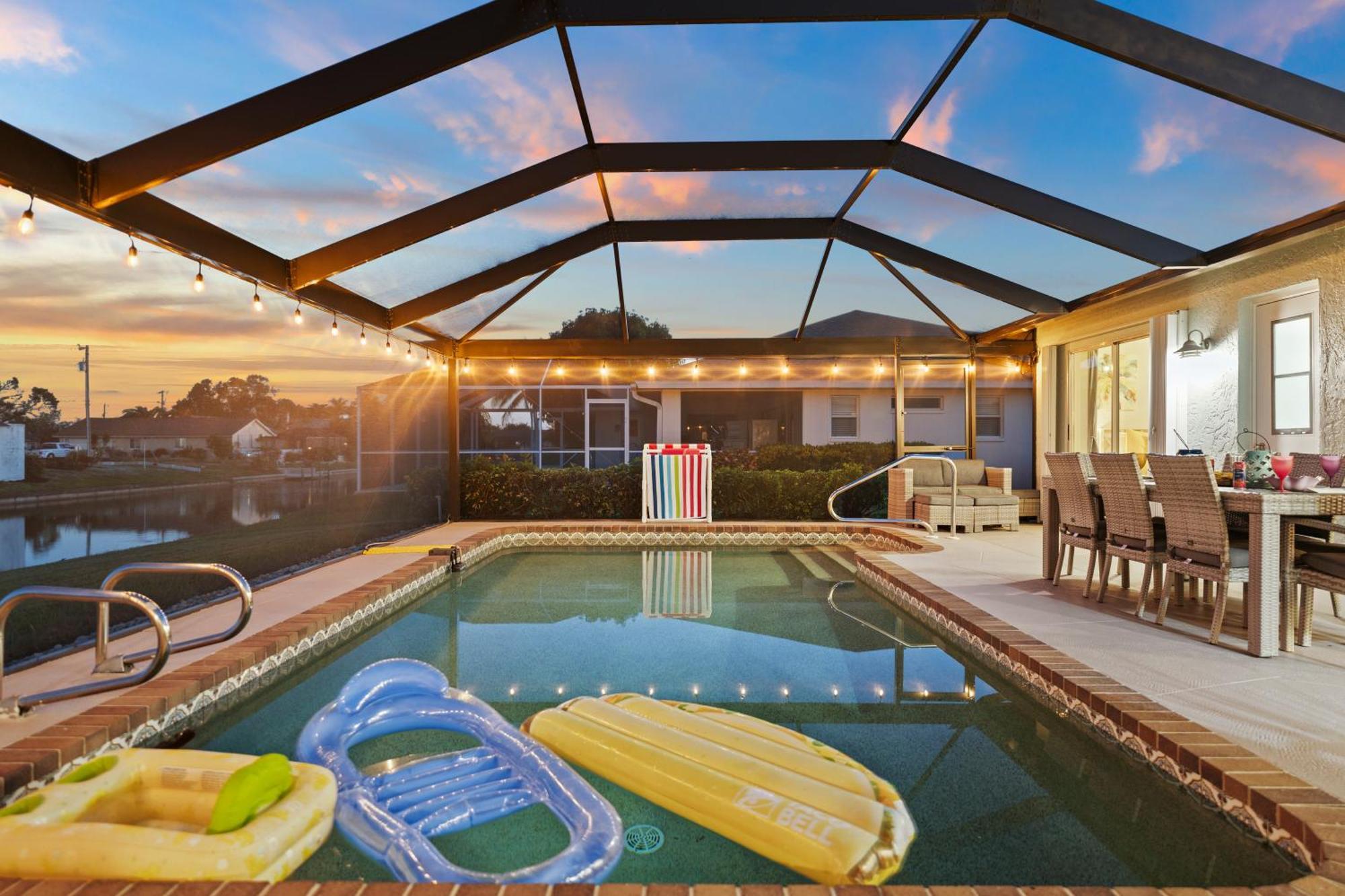 Serenity Waterfront Villa With King Suite, Private Pool, Great Lanai Enclosure And Long Water Views ケープコーラル エクステリア 写真