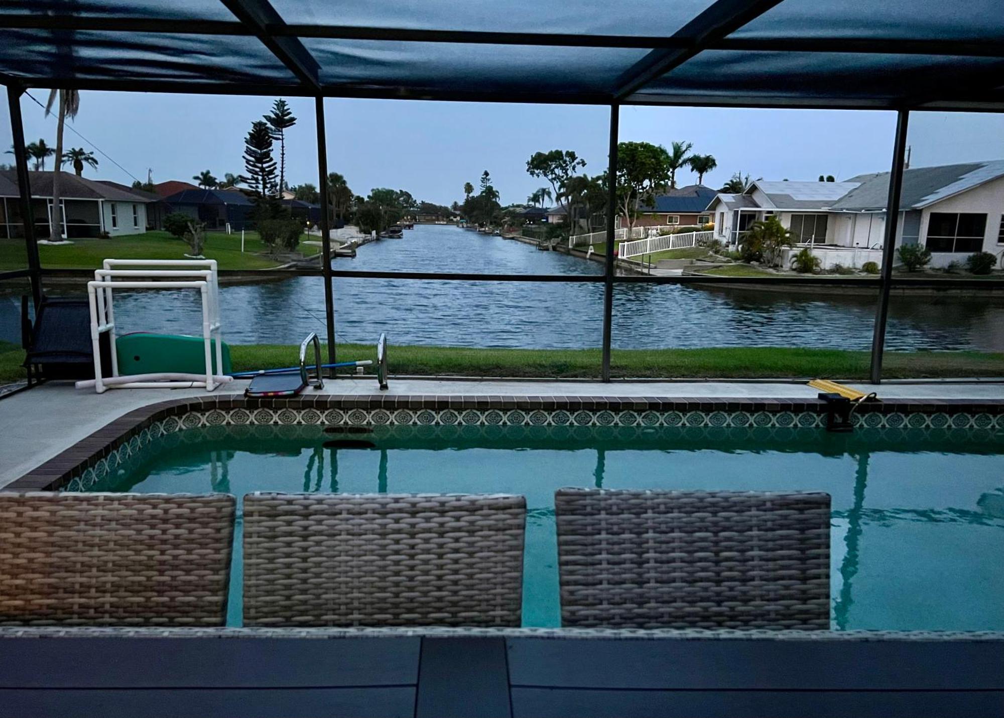 Serenity Waterfront Villa With King Suite, Private Pool, Great Lanai Enclosure And Long Water Views ケープコーラル エクステリア 写真