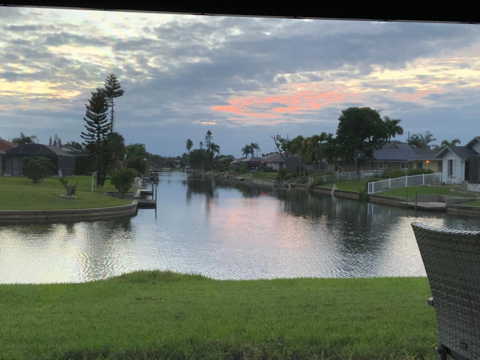 Serenity Waterfront Villa With King Suite, Private Pool, Great Lanai Enclosure And Long Water Views ケープコーラル エクステリア 写真