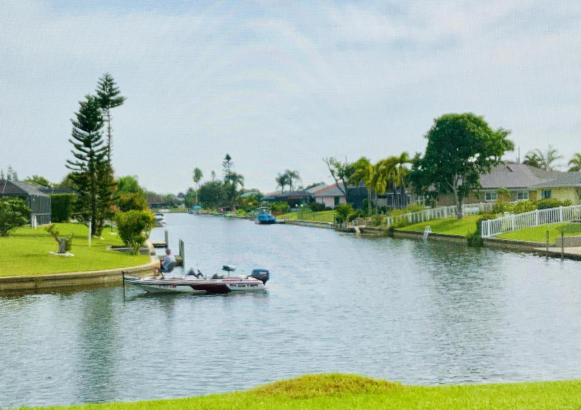 Serenity Waterfront Villa With King Suite, Private Pool, Great Lanai Enclosure And Long Water Views ケープコーラル エクステリア 写真