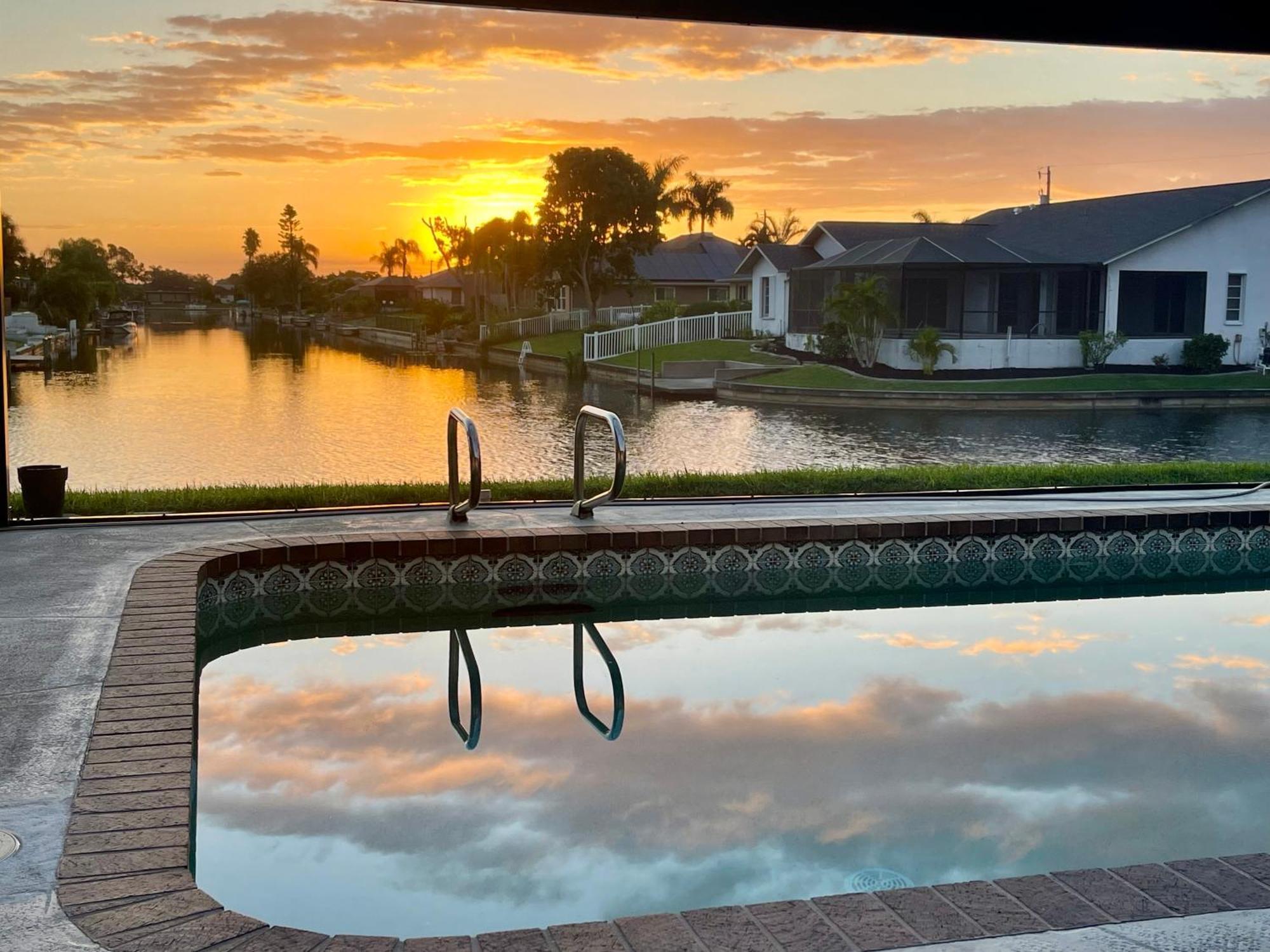 Serenity Waterfront Villa With King Suite, Private Pool, Great Lanai Enclosure And Long Water Views ケープコーラル エクステリア 写真
